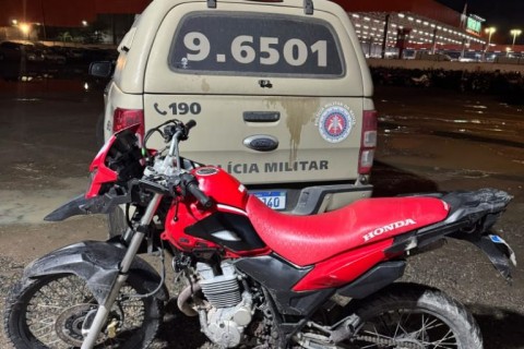 Motocicleta abandonada por suspeitos é apreendida pela PM no bairro Gabriela